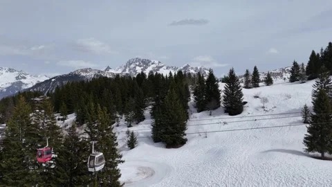 Ski lifts going up and down in Courchevel ski resort Vídeo Stock 334320378