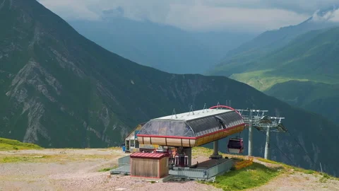 Ski Resort Cableway Elevator Station on Caucasus Mountains Background Vidéo 255311758