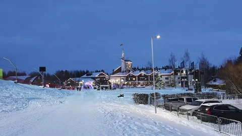 The ski resort comes alive at night, showcasing enchanting snow-covered paths co 库存影片 345229787