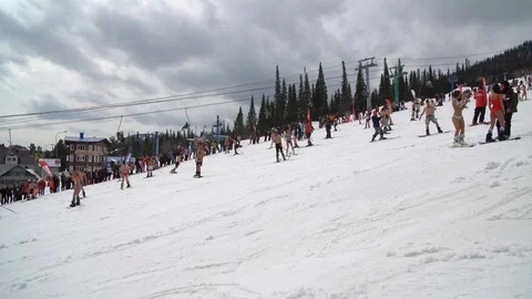 Ski resort. Descent from mountain in bathing suits "F" Vídeos de archivo 88764195