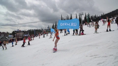 Ski resort. Descent from mountain in bathing suits "H" Vídeo Stock 88764223