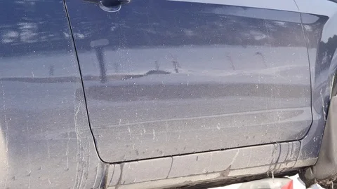 Ski resort, reflection of skier on the varnished door of a dirty car. 4K Vidéo 86342626