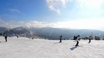 Ski resort in slow motion Video stock 86115771