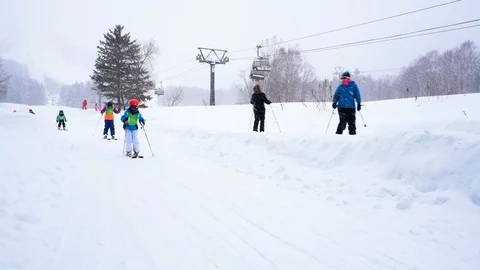 Ski school with young children learning to ski 库存影片 90137115
