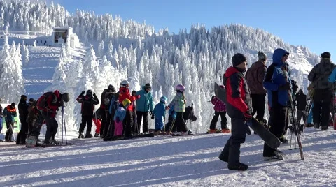 Ski slope crowded by tourists during winter holiday, splendid mountain landscape Vidéo 56087737