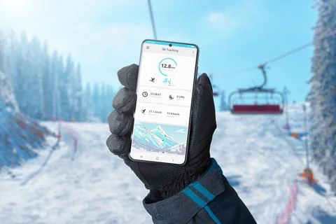 Ski tracking app on smartphone in man hand on ski lift. Ski slopes in backgro Foto stock
