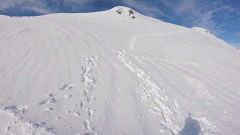 A skier with an action camera on his helmet climbing the snowy mountain Vidéo 87742216