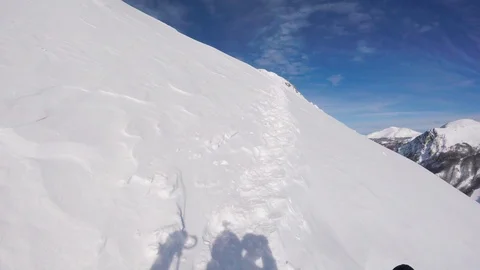 A skier with an action camera on his helmet climbing the snowy mountain Vidéo 93269037