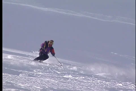 Skier carves smoothly down the mountainside 動画素材 33521607