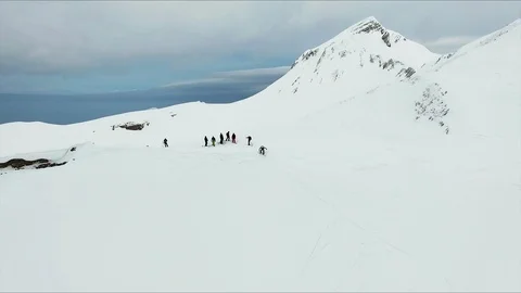 Skier charging down a perfect powder covered face Stockbeeldmateriaal 88083775