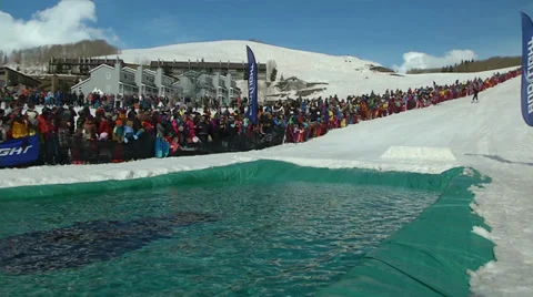 Skier Crashes into water Video stock 38606550