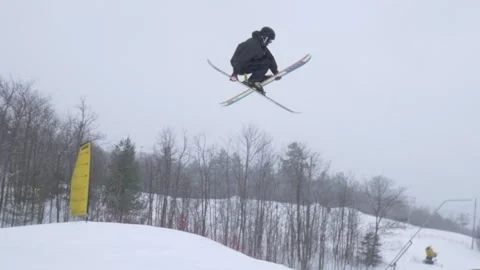 Skier does a 540 with grab on a jump, freestyle skiing, action sport Vídeo Stock 289909470