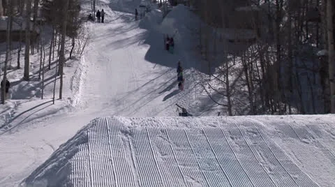 Skier does a 540 spin Vídeos de archivo 27130667