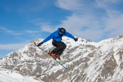 Skier does the jumping trick Foto stock