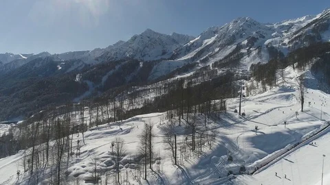 Skier down the mountain on the white snow. Rosa Khutor, Sochi, Krasnaya Polyana. Vidéo 100221188