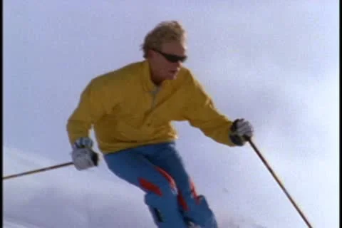 A skier expertly navigates a slope. Stockbeeldmateriaal 10577796