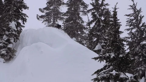 Skier flows down snowy powder cliff Video stock 120049654