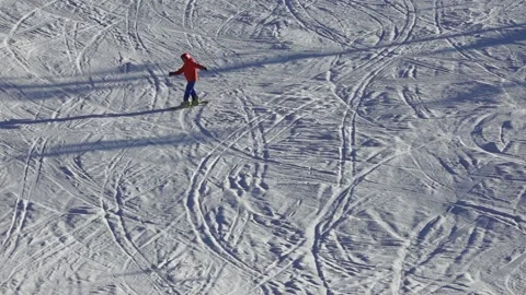 The skier goes down the slope Stockbeeldmateriaal 171175933