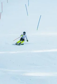 Skier going down the mountain Stock-Fotos