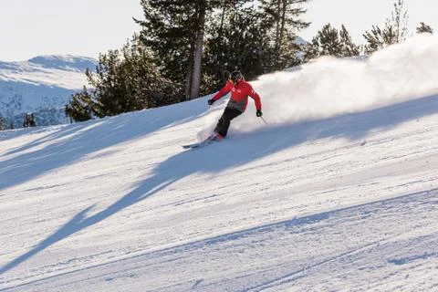 Skier going down the mountain Fotos Stock