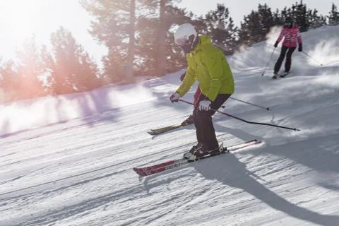 Skier going down the mountain Fotos Stock
