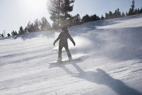 Skier going down the mountain Фото