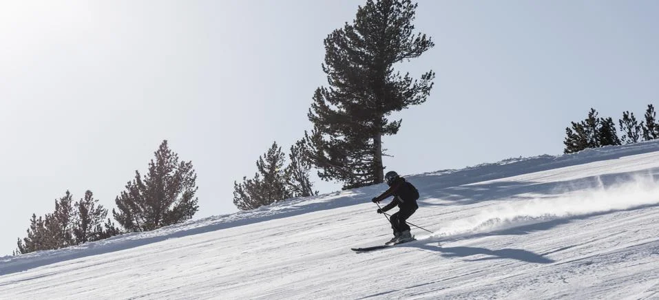 Skier going down the mountain Фото