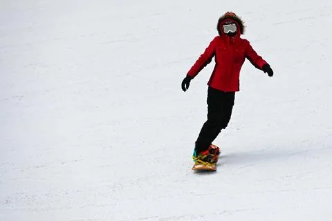 Skier going down the mountain Фото