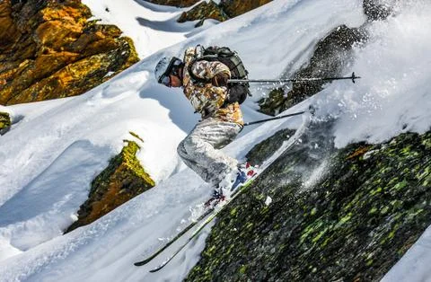 Skier jumping off a cliff Foto stock
