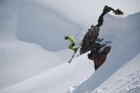 Skier jumping off a cliff Foto stock