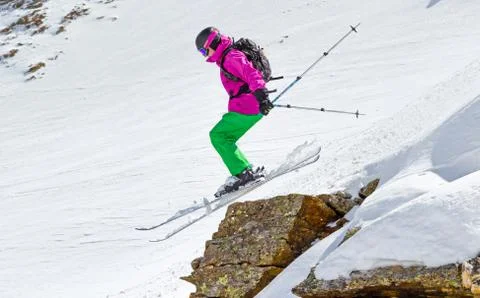 Skier jumping off a cliff Foto stock