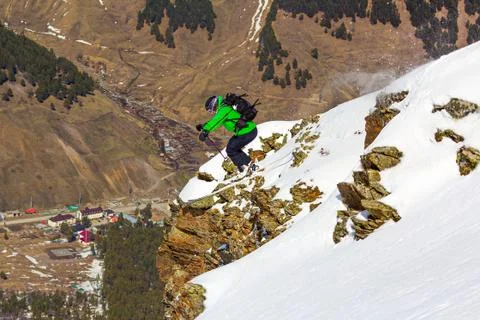 Skier jumping off a cliff Foto stock