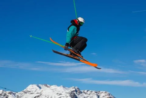 Skier jumps in snow park Foto stock