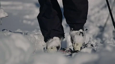 Skier making small steps in deep snow Vídeo Stock 315072726