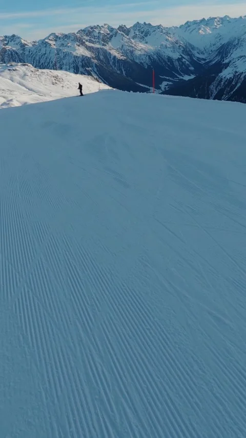 Skier point of view gliding down a wide empty piste, vertical Видео 325781722