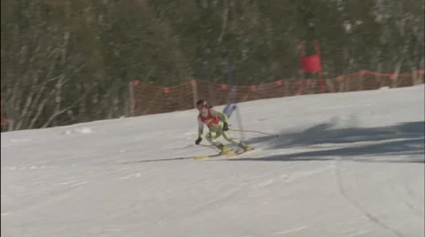 A skier races through a down hill slalom. Vidéo 4988724