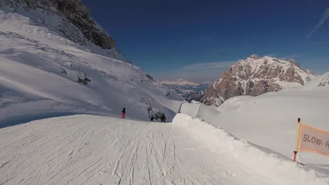 A skier skiing on the track in mountains, action camera footage Vidéo 98769055