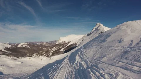 A skier skiing on the tracks in mountains, gopro footage Vidéo 92436734