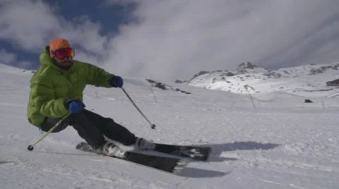 Skier skis around camera slow motion. Vídeo Stock 59188891