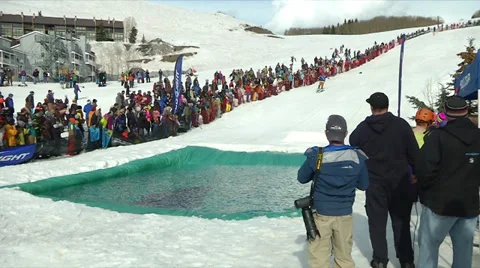 Skier slams in front of a crowd 스톡 동영상 38607187