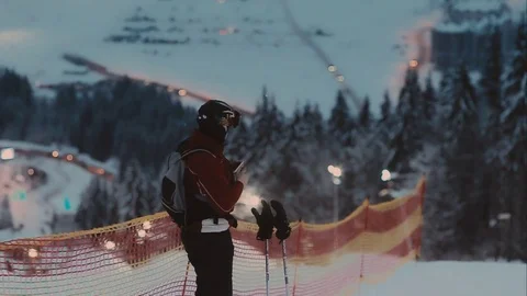 Skier takes on smartphone Vidéo 72170016