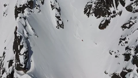 Skier triggering avalanche on snowy mountain 動画素材 309905343