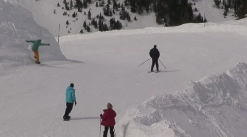 Skiers on an Alpine Bend Video stock 1037967