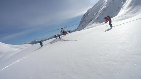 Skiers with helicopter in background 库存影片 88083768