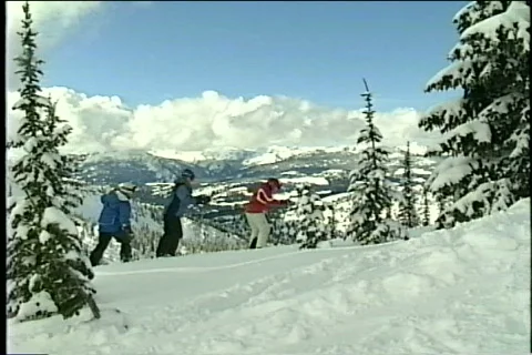Skiers traverse Mountain. Video stock 343558