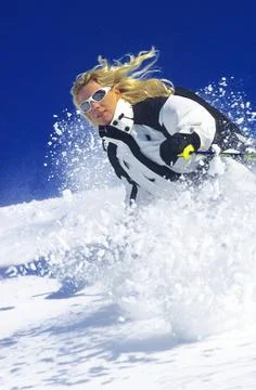 Skifahrerin im Tiefschnee, Frankreich, Savoy, Saint-Martin-de-Belleville w... Stock Photos