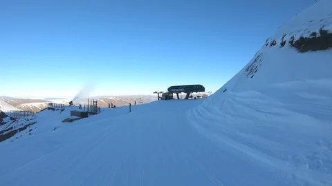 Skiing along an empty ski slope in New Zealand Vidéo 94241723