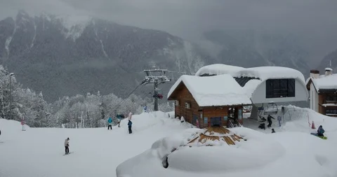 Skiing and snowboarding at a ski resort in the included spotlights Vidéo 101242568