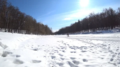 Skiing in the city park Video stock 87266200