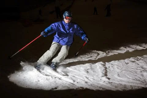 Skiing in the dark Foto stock